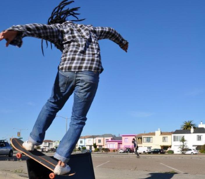 Dani skateboarding