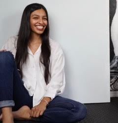 Women smiling while seated - Ariadna Zarate