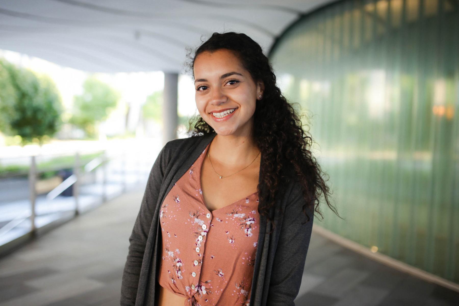 Headshot Photo of Sara Flores